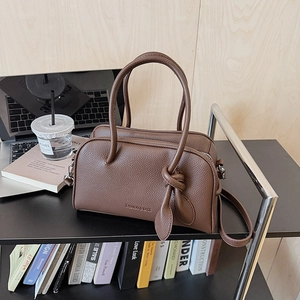 Sac à main Boston marron grainé avec logo Fashion & Bags sur étagère moderne