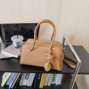 Sac à bandoulière en cuir grainé marron chameau avec pendentif à nœud chic