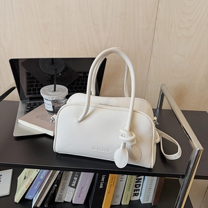Sac à main minimaliste en cuir blanc cassé avec poignée nouée et bandoulière amovible