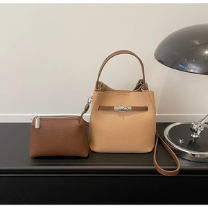 Vue détaillée du sac seau grainé beige avec pochette intérieure et fermoir argenté