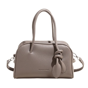 Sac bandoulière carré en cuir taupe avec doubles poignées et nœud décoratif en feuille