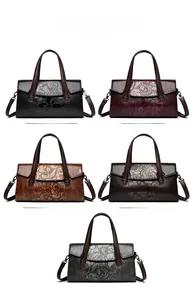 Collezione di borse con trama a coccodrillo e rilievo rosa in cinque colori diversi