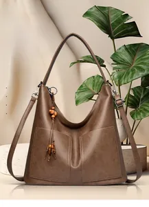 Sac à bandoulière marron à motif litchi avec doubles poches avant et charme en bois