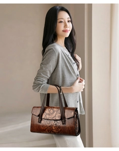 Dettaglio della borsa vintage marrone con goffratura floreale e texture pelle di lucertola