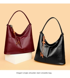 Comparaison de sacs cabas bordeaux et noirs avec glands en bois et poches plaquées