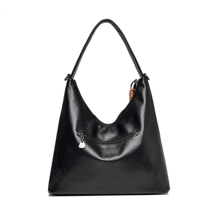 Sac hobo classique en cuir noir avec poche zippée à l'avant et breloque marron tressée