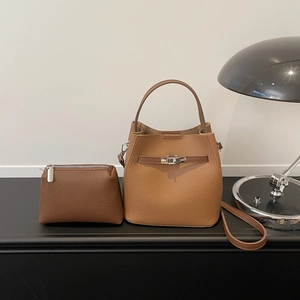 Sac seau en cuir marron avec boucle métallique, bandoulière amovible et pochette assortie