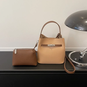 Sac seau beige avec pochette marron, fermoir rotatif métallique et bandoulière