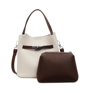 Ensemble sac seau blanc crème et pochette marron avec bandoulière en cuir et fermoir métallique