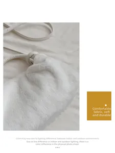 Makroaufnahme der weißen Kunstpelz-Handtasche zeigt weiche Textur und feine Verarbeitungsdetails