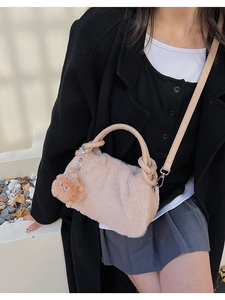Detail der Plüschtasche mit Pelzstruktur, PU-Griff und süßem Monster-Anhänger