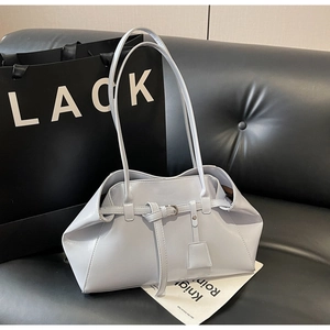 Détail de la texture en cuir verni gris-bleu clair et des boucles de ce sac à main