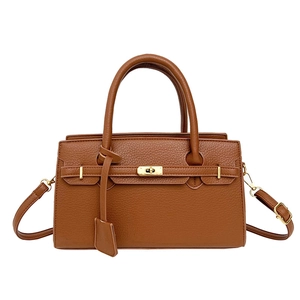 Sac à main classique en cuir grainé marron avec fermoir doré et bandoulière