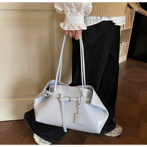 Sac fourre-tout bleu clair en cuir verni avec doubles bretelles et boucle