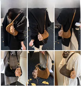 Borsa hobo stile urbano con ciondolo peluche in vari colori autunnali caldi
