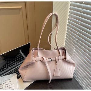 Détail du sac à main rose clair avec plis asymétriques et boucle décorative