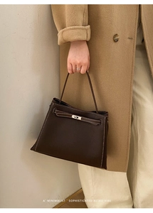 Détail du sac à main en cuir grainé café foncé avec fermeture à boucle rétro
