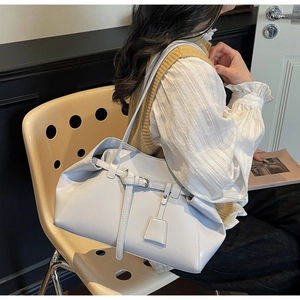Sac à épaule en cuir PU brillant bleu clair avec boucle décorative et double lanière