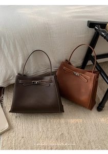 Détail de sacs à main trapèze vintage en café foncé et caramel avec boucle métallique