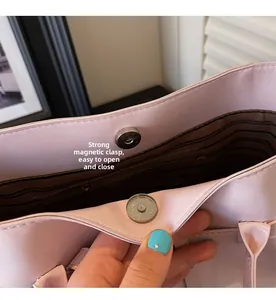 Détail d'un sac cabas rose avec fermeture magnétique puissante et doublure rayée