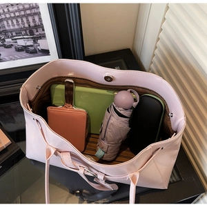 Vue intérieure du cabas rose clair montrant l'espace pour tablette, parapluie et sac