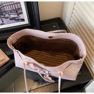 Détail intérieur du grand sac fourre-tout rose avec doublure rayée et poche zippée