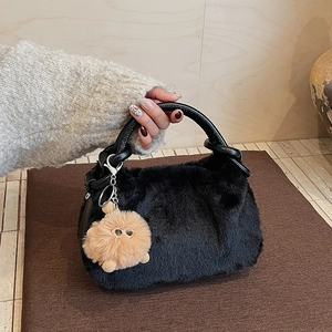 Modische schwarze Plüschhandtasche mit Ledergriffen und süßem braunem Anhänger