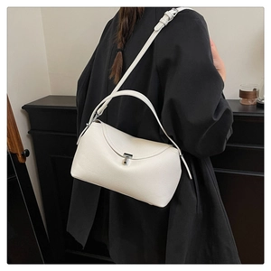 Détail du sac bandoulière blanc en cuir grainé avec fermoir argenté et bandoulière