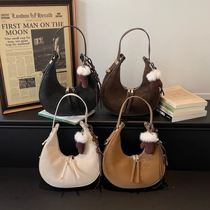Borsa Hobo A Mezzaluna Da Donna In Pelle Scamosciata Sintetica Opaca Doppia Cerniera Borsa A Spalla Ascellare Con Ciondolo A Muffola