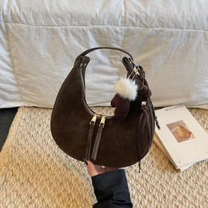 Borsa a tracolla vintage in pelle scamosciata marrone con ciondolo in peluche