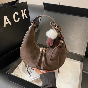 Borsa hobo vintage in pelle opaca marrone scuro con ciondolo in una scatola regalo