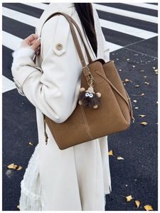 Borsa tote in camoscio marrone con cuciture bianche e ciondolo in peluche in stile urbano