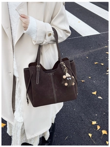 Borsa tote in pelle scamosciata marrone scuro con cuciture a contrasto e ciondolo