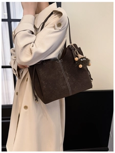 Dettaglio borsa tote in pelle scamosciata marrone scuro con cuciture a contrasto