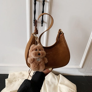 Borsa hobo marrone da donna con ciondolo a forma di orso e tracolla regolabile