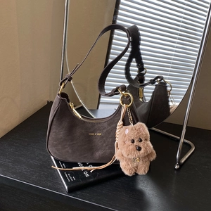 Borsa a spalla retrò marrone opaco a mezzaluna con ciondolo a forma di cane di peluche