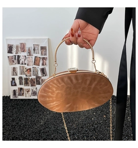 Pochette ovale en satin marron avec texture plissée et poignée en métal doré