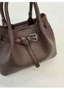 Detailansicht der Handtasche aus Leder mit Litschi-Struktur und silberner Schnalle