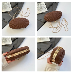 Détail de pochette en daim à imprimé léopard avec poignée dorée et bandoulière