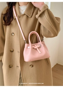 Nahaufnahme der rosa Mini-Tasche aus strukturiertem Leder mit Gürtelschnalle und Riemen