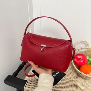 Sac à main en cuir litchi rouge avec surpiqûres contrastées et boucle carrée argentée