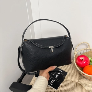 Sac à main en cuir litchi noir avec surpiqûres contrastées et boucle en métal argenté