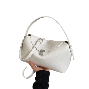 Sac à main blanc en cuir grainé avec boucle en T métallique et bandoulière réglable