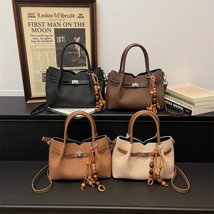 Borsa A Spalla In Pelle PU Smerigliata Retrò Per Donna Con Chiusura A Girello In Metallo E Pendente In Perle Di Legno