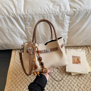 Borsa a mano vintage in pelle scamosciata con finiture in pelle e ciondolo etnico chic