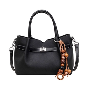 Borsa nera chic con nappe di perline, similpelle testurizzata e chiusura a scatto argento