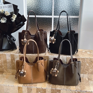 Borsa Tote Da Donna Grande Capacità Retro Borsa A Spalla In Pelle PU Smerigliata Con Cuciture Bianche E Ciondolo Mostro