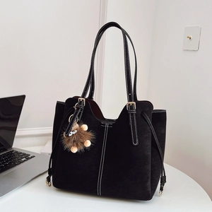 Borsa tote nera opaca minimalista con cuciture a contrasto e ciondolo a mostro