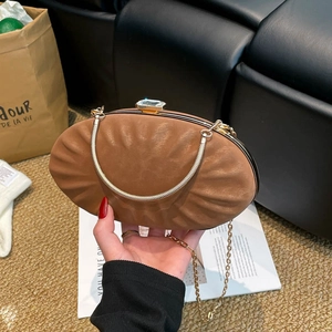Pochette ovale plissée marron avec fermoir cristal et chaîne dorée à la main
