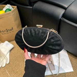 Pochette ovale noire élégante avec texture plissée et chaîne dorée pour femme
